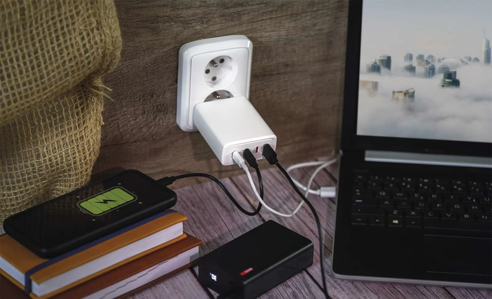 Dovolj zmogljiv polnilnik lahko napaja in polni vse vaše elektronske naprave.